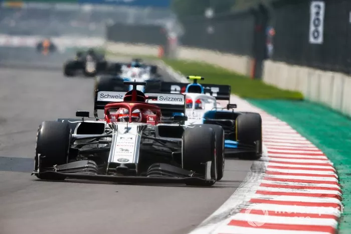 Kimi Raikkonen, Alfa Romeo Racing C38, precede Robert Kubica, Williams FW42