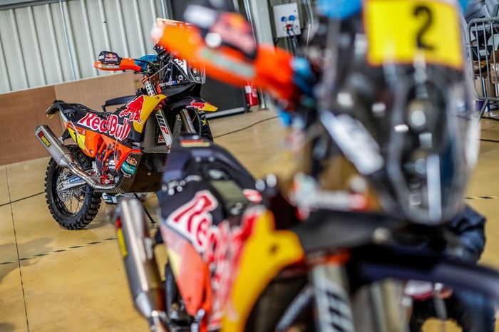 Verificaciones en Paul Ricard antes del embarque del Dakar 2020