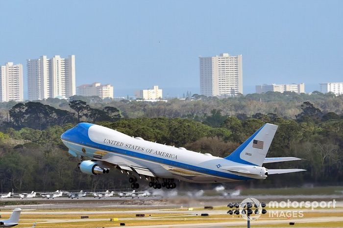 Donald J Trump, el Presidente de Estados Unidos y Grand Marshall para la Daytona 500 se va en su Air Force One