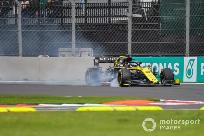 Daniel Ricciardo, Renault F1 Team R.S.19 locks a front wheel