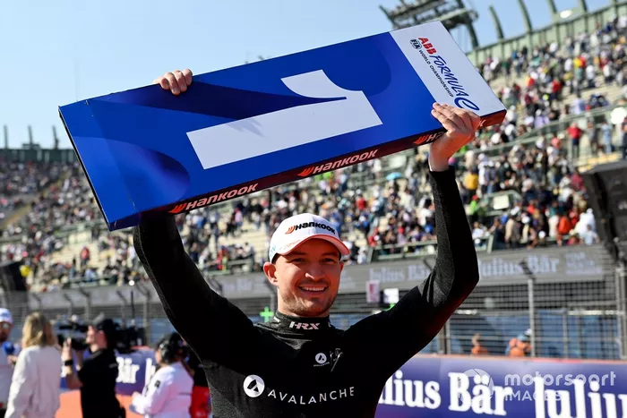 Jake Dennis, Andretti Autosport, 1ª posición, celebra tras la carrera