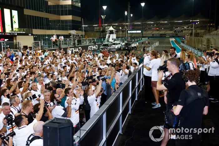 Sebastian Vettel, Aston Martin, se une a los miembros del equipo y a los buenos deseos como parte de su despedida en su último Gran Premio