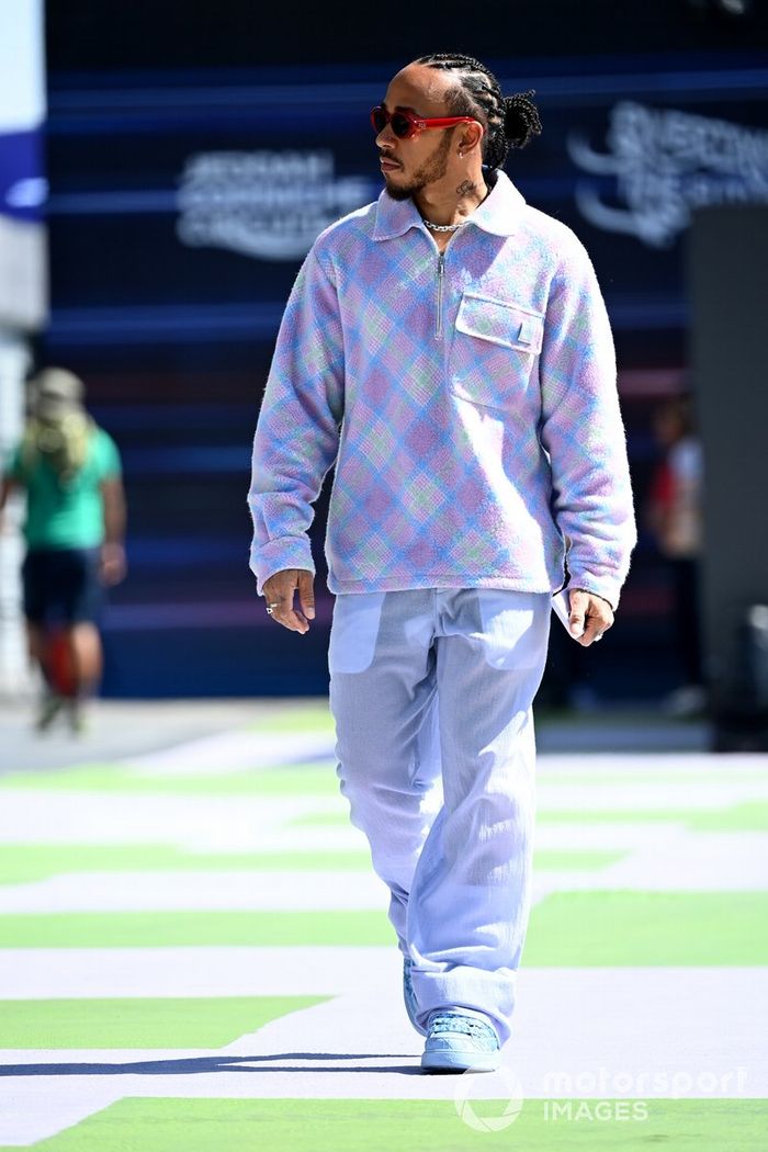 Lewis Hamilton, Mercedes-AMG, llega al circuito