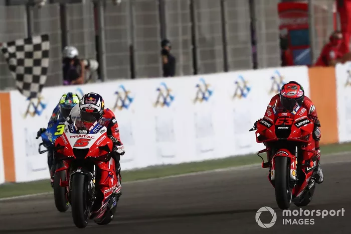 Johann Zarco Pramac Racing, Pecco Bagnaia Ducati y Joan Mir Suzuki