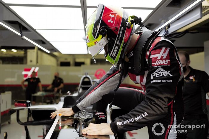 Mick Schumacher ajustando su asiento de Haas F1, Haas VF20