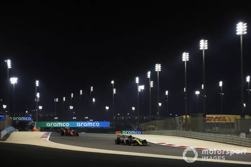 Esteban Ocon, Renault F1 Team R.S.20, Charles Leclerc, Ferrari SF1000