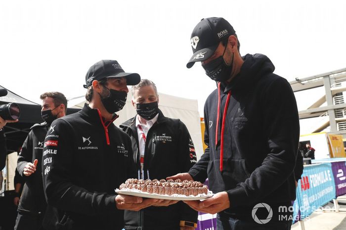 Jean-Eric Vergne, DS Techeetah recibe su tarta de cumpleaños de Antonio Felix Da Costa, DS Techeetah
