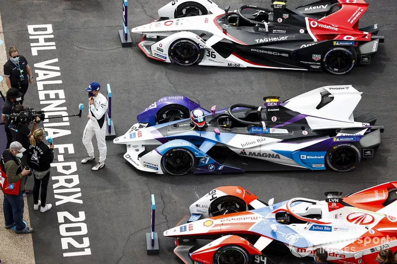 Ganador Jake Dennis, BMW i Andretti Motorsport, BMW iFE.21 habla con la presentadora de televisión Nicki Shields en Parc Ferme 