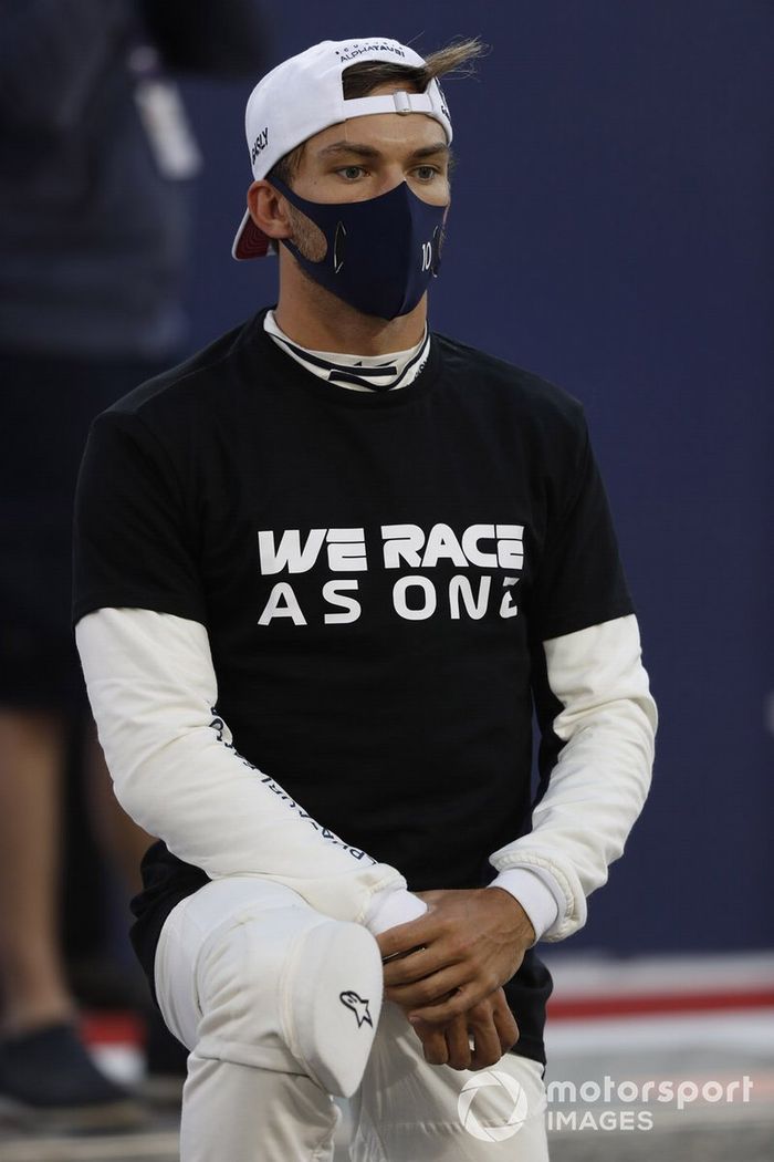 Pierre Gasly, AlphaTauri, se arrodilla 