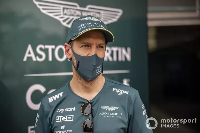 Sebastian Vettel, Aston Martin, parla con i media