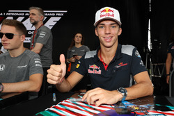 П’єр Гаслі, Scuderia Toro Rosso підписує автографи уболівальникам