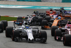 Esteban Ocon, Sahara Force India F1 VJM10, Felipe Massa, Williams FW40, Fernando Alonso, McLaren MCL