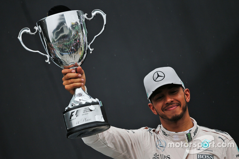 Ganador de la carrera Lewis Hamilton, Mercedes AMG F1 que se celebra en el podio