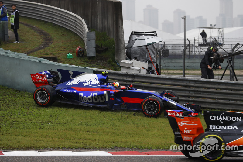 Carlos Sainz Jr., Scuderia Toro Rosso STR12, spins in the opening stages of the race