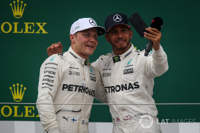 Valtteri Bottas, Mercedes AMG F1 y Lewis Hamilton, Mercedes AMG F1 celebran en el podio