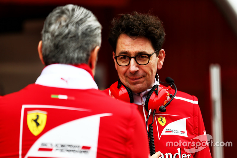 Der neue Chef: Unter Maurizio Arrivabene herrschten bei Ferrari keine klaren Verhältnisse. Insbesondere nicht nach dem Tod des "starken Mannes" Sergio Marchionne. Es brach italienisches Chaos aus. Mattia Binotto ist zwar auch Italiener - aber ein kühler Analytiker, der Vettel als erklärte Nummer 1 in die Saison schickt.