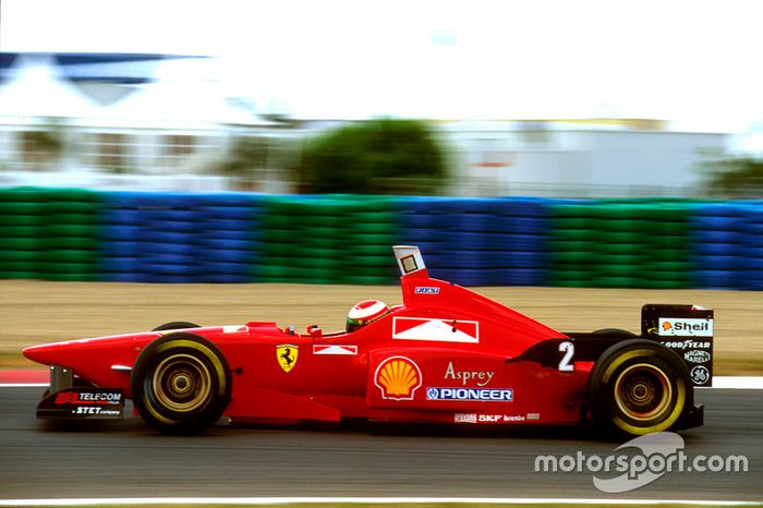 Ferrari en el Gran Premio de Francia de 1996: en Ferrari, después de usar un proceso similar al de Williams el año anterior, quitaron las letras de Marlboro pero dejaron el contorno de su diseño, haciéndolo fácilmente reconocible