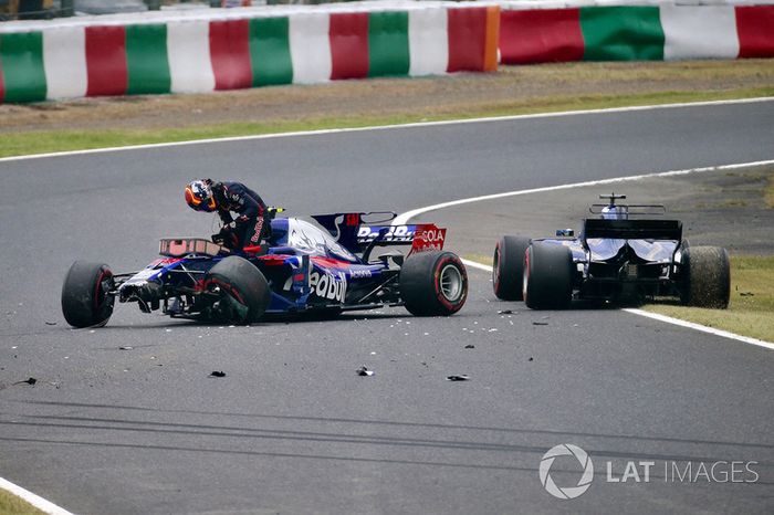 Carlos Sainz, Scuderia Toro Rosso, sufre un accidente con el STR12