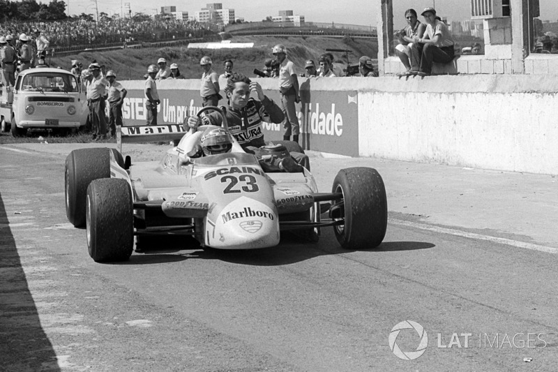 Interlagos 1980: Bruno Giacomelli (Alfa Romeo) carica Patrick Depailler (Alfa Romeo)
