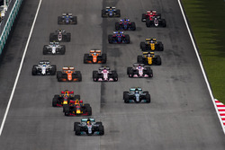 Lewis Hamilton, Mercedes AMG F1 W08, Max Verstappen, Red Bull Racing RB13, Daniel Ricciardo, Red Bull Racing RB13, Valtteri Bottas, Mercedes AMG F1 W08, Stoffel Vandoorne, McLaren MCL32, Sergio Perez, Sahara Force India F1 VJM10, at the start