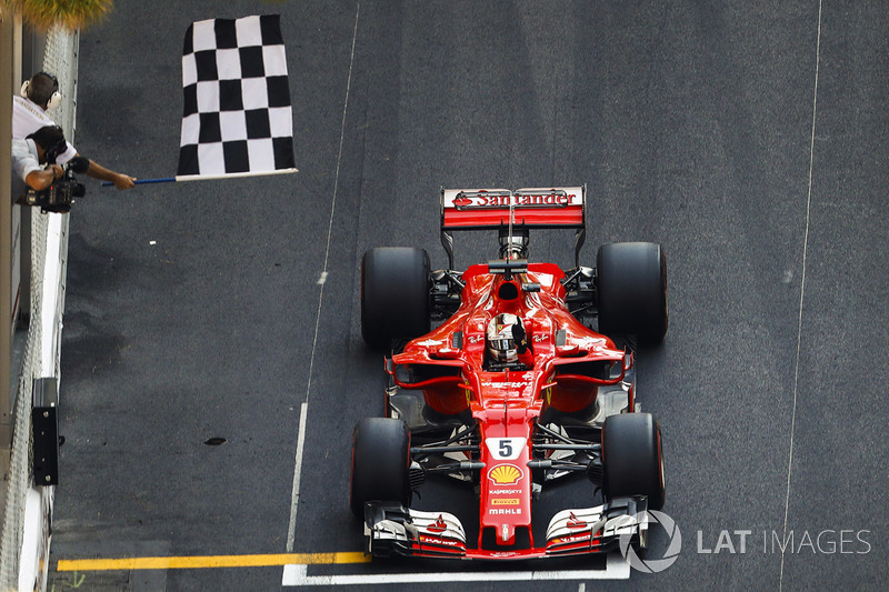 Il vincitore della gara Sebastian Vettel, Ferrari