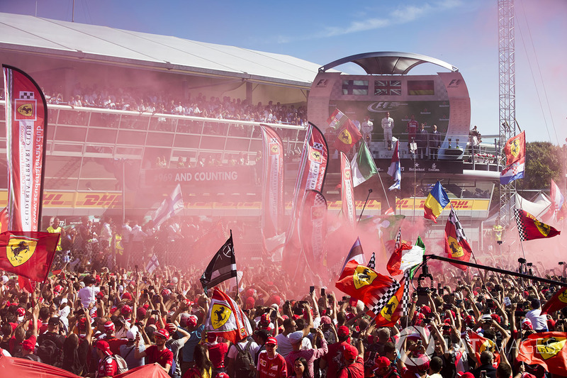 The crowd gathers to celebrate, Race winner Lewis Hamilton, Mercedes AMG F1, Second place Third place Valtteri Bottas, Mercedes AMG F1 Sebastian Vettel, Ferrari, on the podium