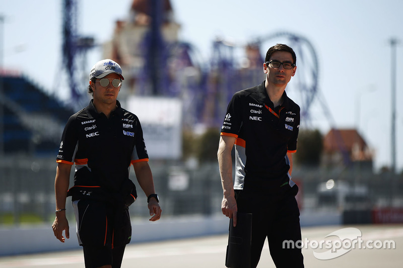 Серхіо Перес, Force India, прогулюється трасою