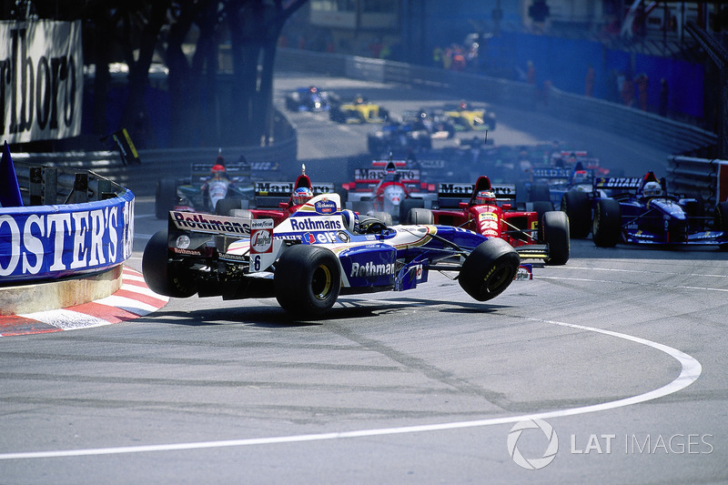 1995 - Ste Devote crash: David Coulthard, Williams-Renault, Gerhard Berger, Jean Alesi, Ferrari