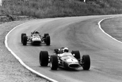 Jack Brabham, Brabham BT24-Repco, devant Chris Amon, Ferrari 312