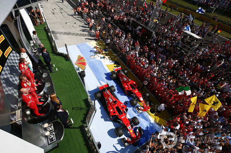 Multitudes se reúnen bajo el podio para apoyar a ganador de la carrera Sebastian Vettel, Ferrari, se