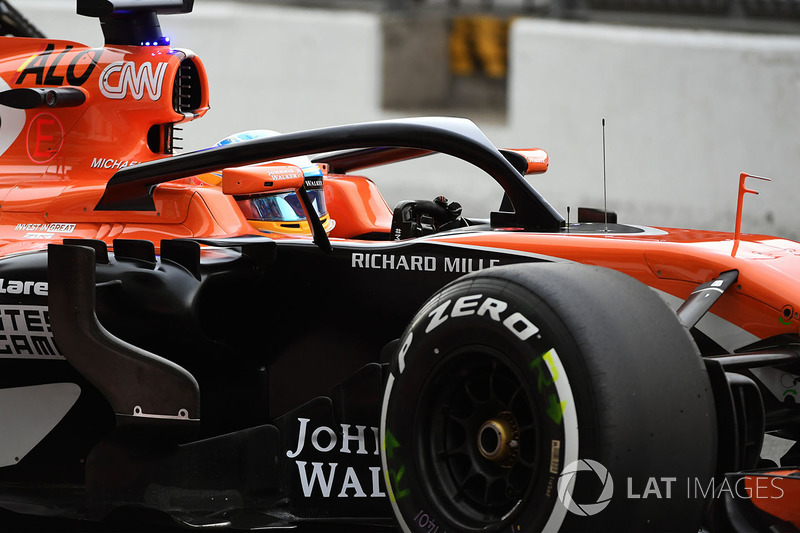 Fernando Alonso, McLaren MCL32, con el halo