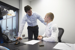 Валттері Боттас, Mercedes, та Тото Вольфф, акціонер та директор Mercedes AMG F1