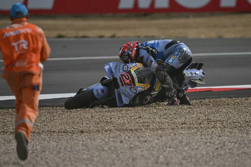Le pilote espagnol Iker Lecuona, de l'écurie BK8 Gresini Racing, tente de relever sa moto lors de la course Sprint du MotoGP, le deuxième jour du week-end du Grand Prix de Grande-Bretagne de MotoGP, sur le circuit de Silverstone, dans le centre de l'Angle