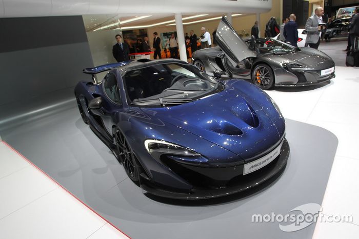 Uma McLaren P1 faz uma volta em 2min17s no mesmo circuito.