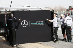 Mercedes AMG F1 schermen in de pits