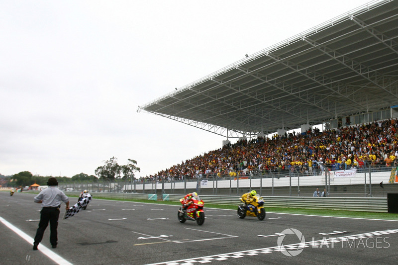 Checkerd flag for Toni Elias, Fortuna Honda and Valentino Rossi, Yamaha