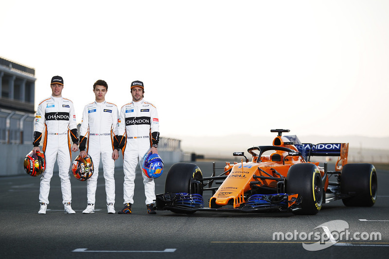 Гонщики McLaren Стоффель Вандорн и Фернандо Алонсо, тест-пилот команды Ландо Норрис, McLaren MCL33, McLaren MCL33