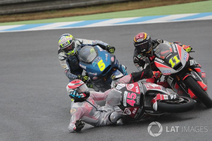 Accidente de Tetsuta Nagashima, SAG Racing Team delante de Sandro Cortese, Dynavolt Intact GP
