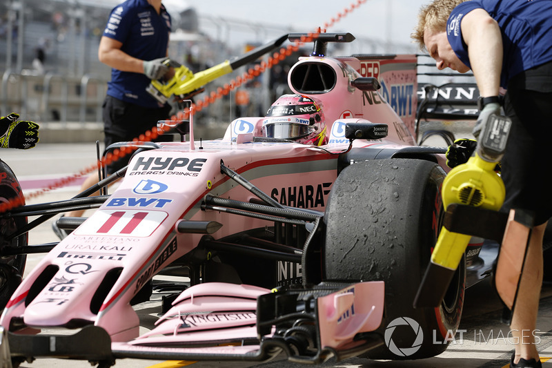 Sergio Perez, Sahara Force India F1 VJM10, in the pits