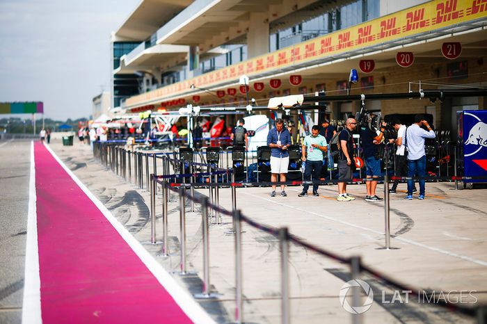 El aspecto del pitlane, más rosa que nunca