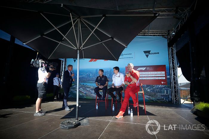 Christian Horner, director del equipo, Red Bull Racing, Toto Wolff, director ejecutivo (negocios), Mercedes AMG, y Maurizio Arrivabene, director del equipo, Ferrari, en el escenario