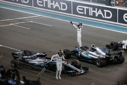 Lewis Hamilton, Mercedes-Benz F1 W08 e Valtteri Bottas, Mercedes-Benz F1 W08 festeggiao nel parco chiuso