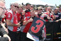 Eugene Laverty, Milwaukee Aprilia, festeggia