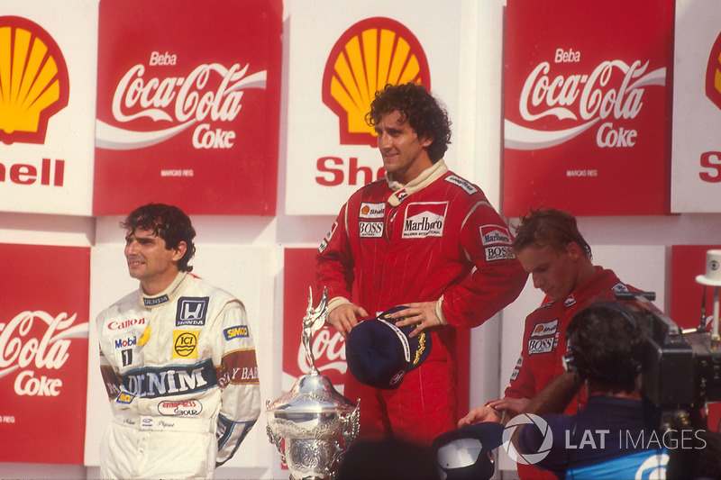 Podium: racewinnaar Alain Prost, McLaren, tweede plaats Nelson Piquet, Williams, derde plaats Stefan