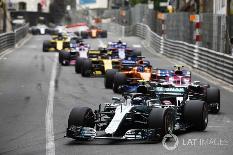 Валттери Боттас, Mercedes AMG F1 W09, и Эстебан Окон, Sahara Force India F1 VJM11