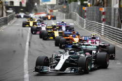 Valtteri Bottas, Mercedes AMG F1 W09, devant Esteban Ocon, Force India VJM11