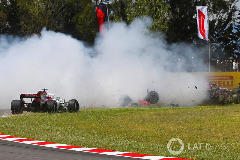 Pierre Gasly, Toro Rosso STR13, et Nico Hulkenberg, Renault Sport F1 Team R.S. 18, percutent Romain Grosjean, Haas F1 Team VF-18