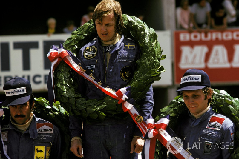 Podium: race winner Ronnie Peterson, Lotus, second place Niki Lauda, Ferrari, third place Clay Regazzoni, Ferrari