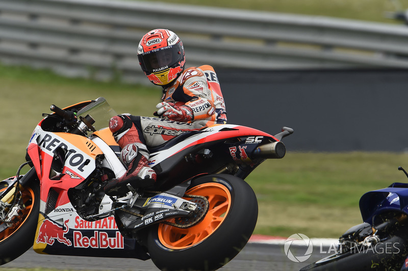 Marc Marquez, Repsol Honda Team, Valentino Rossi, Yamaha Factory Racing se touchent