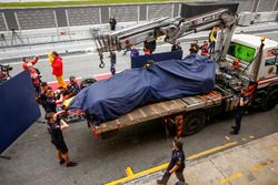 De Red Bull Racing RB14 van Max Verstappen keert terug in de pits